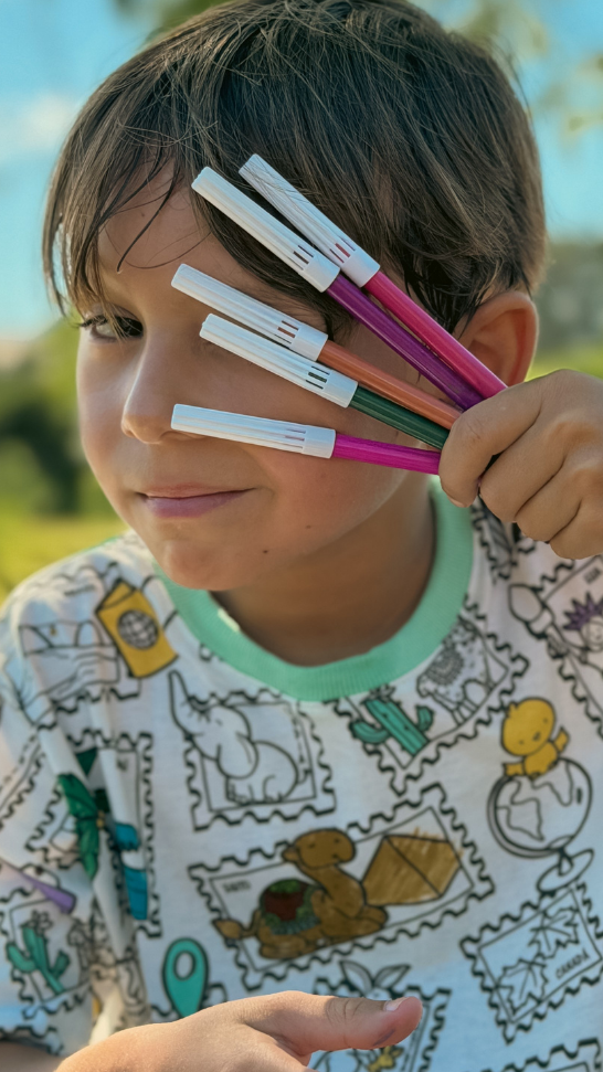 Camiseta Infantil para Colorir Viagem Colorida + 6 canetinhas