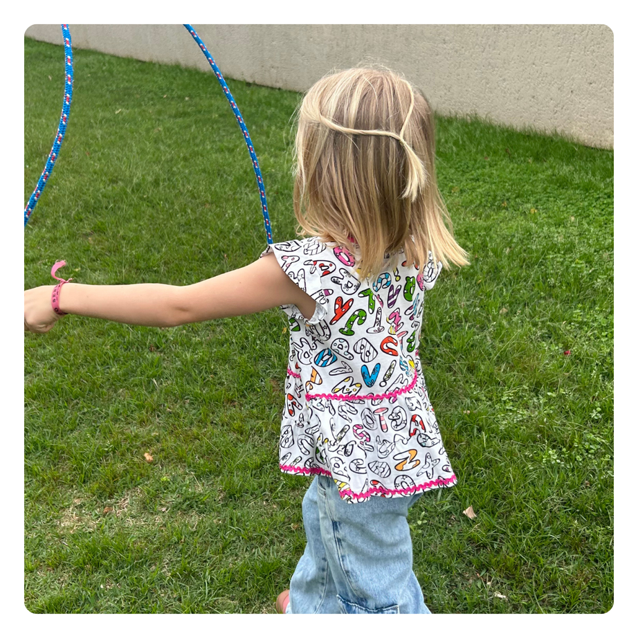 Blusa Infantil para Colorir Alfabeto da PINTA + 6 canetinhas