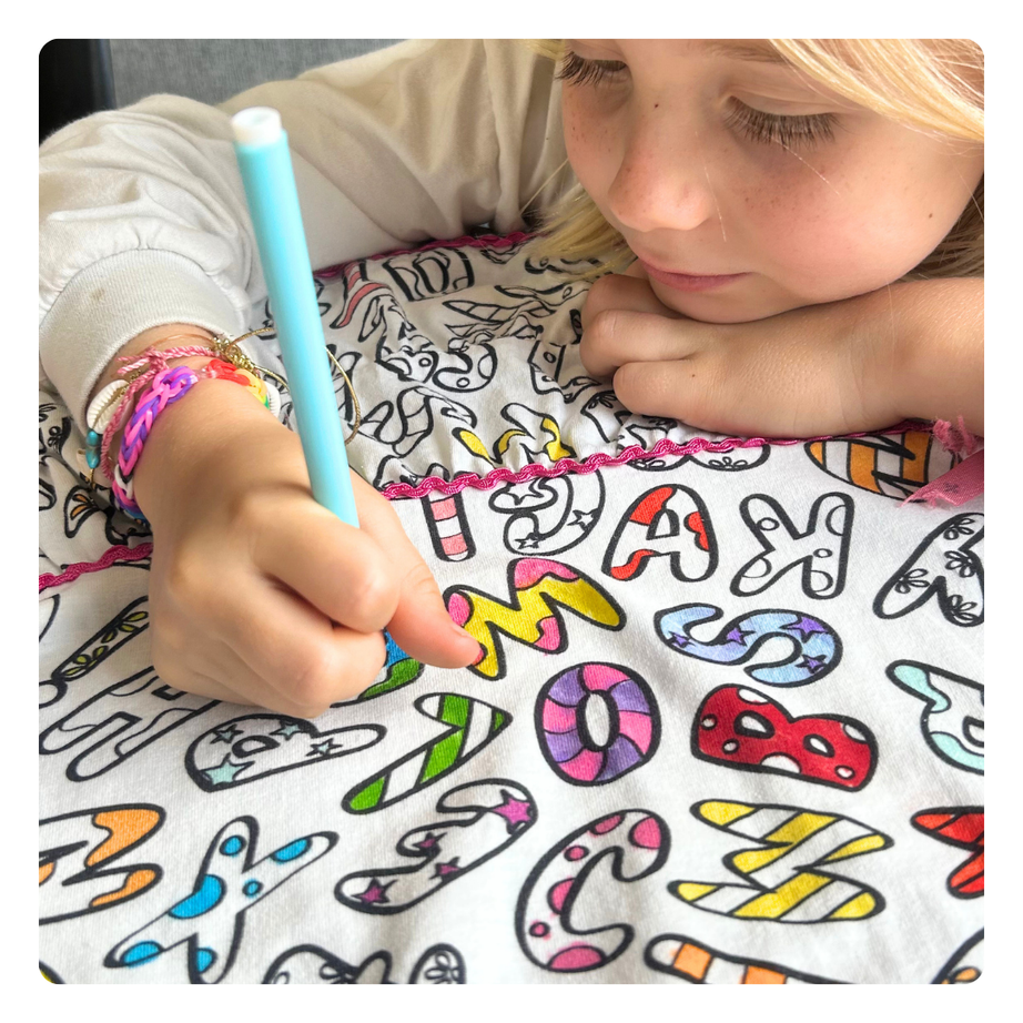 Blusa Infantil para Colorir Alfabeto da PINTA + 6 canetinhas