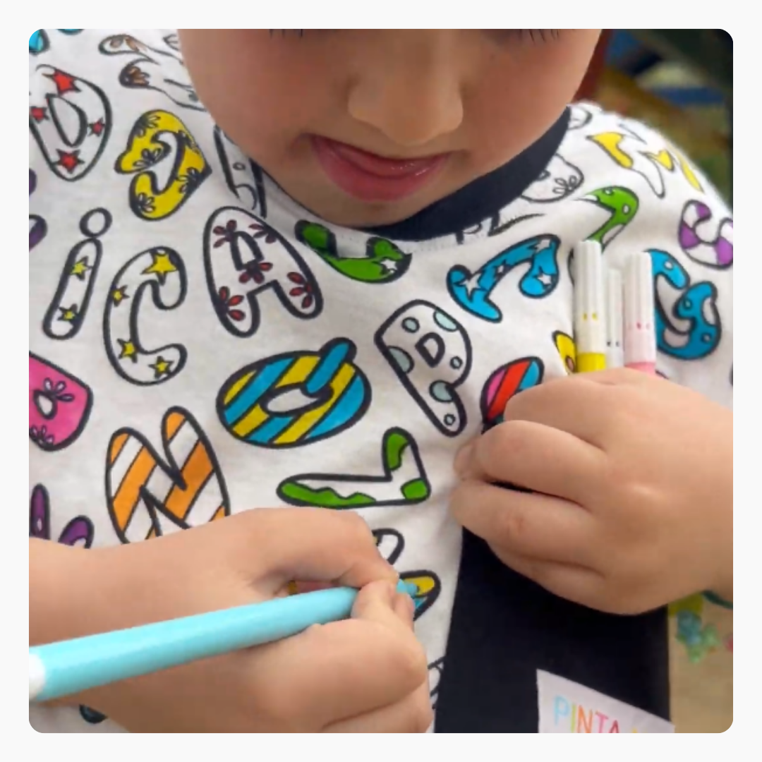 Camiseta Infantil para Colorir Alfabeto da PINTA + 6 canetinhas