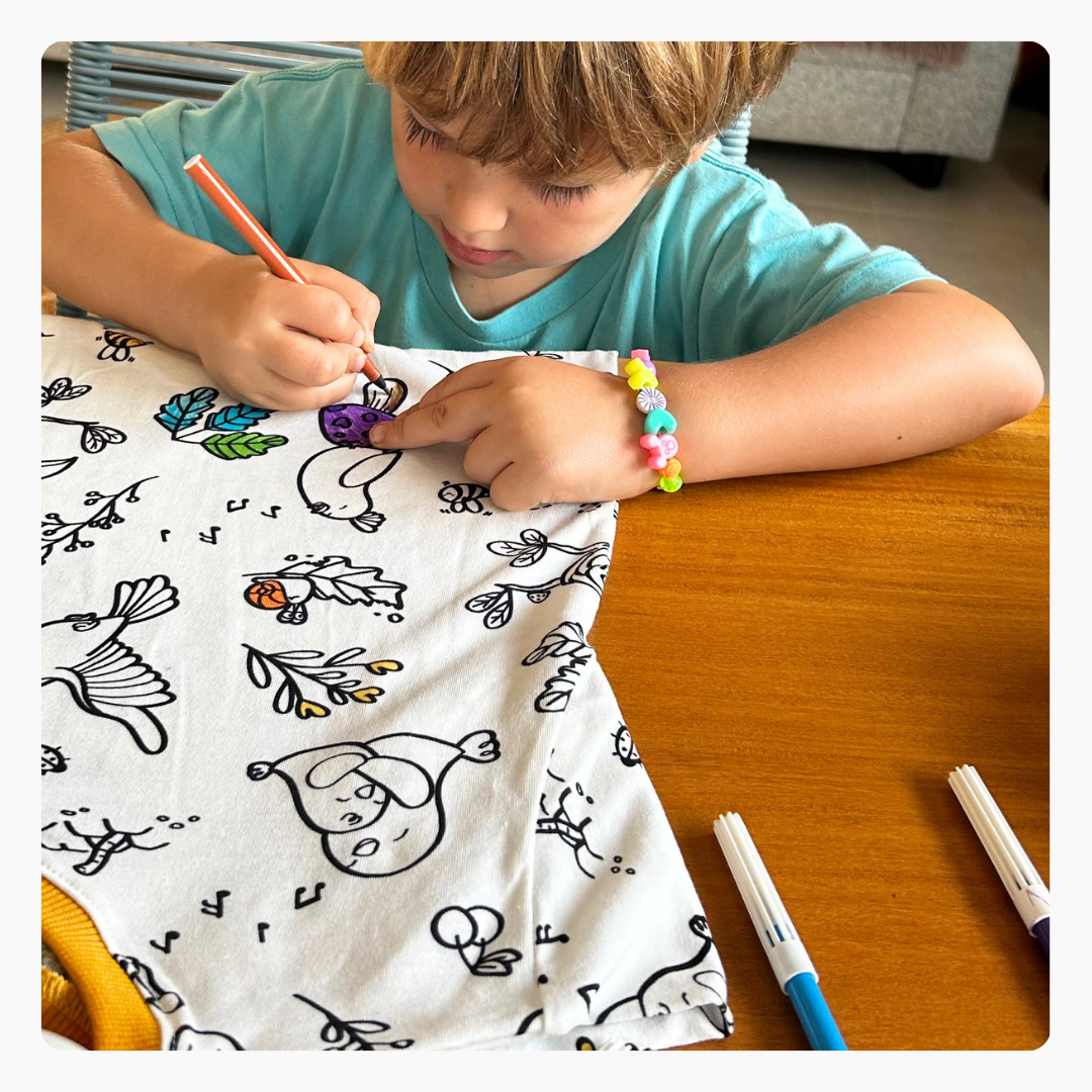 Camiseta Infantil para Colorir  Voa Passarinho+ 6 canetinhas
