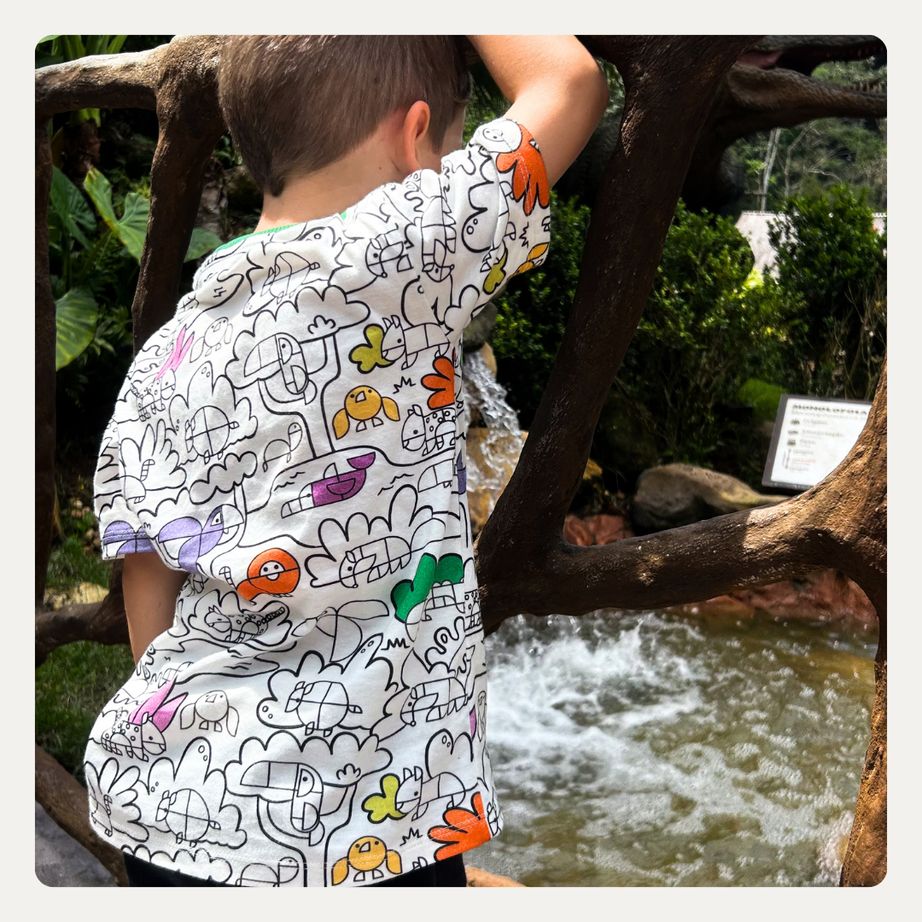 Camiseta Infantil para Colorir Tangram + 12 Canetinhas