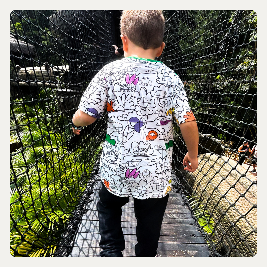 Camiseta Infantil para Colorir Tangram + 12 Canetinhas