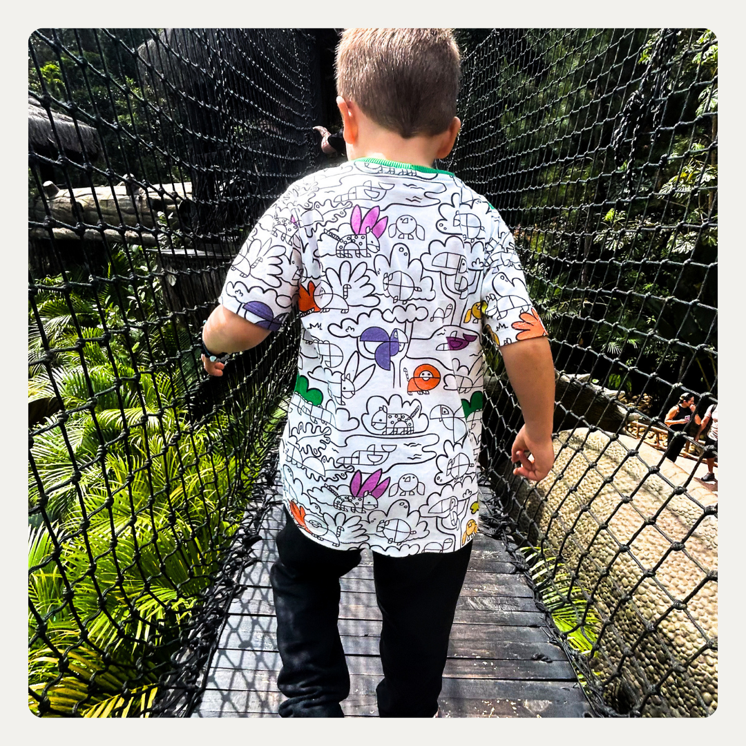 Camiseta Infantil para Colorir Tangram + 12 Canetinhas