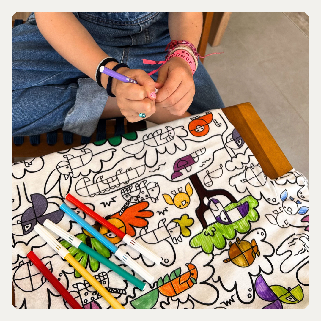 Camiseta Infantil para Colorir Tangram + 12 Canetinhas